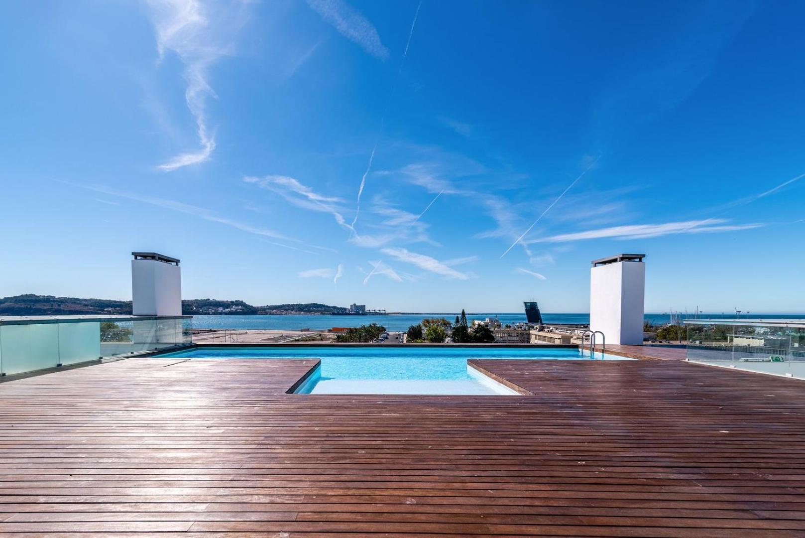 Guestready - Alges Apt With Stunning Rooftop Pool Apartment Bagian luar foto