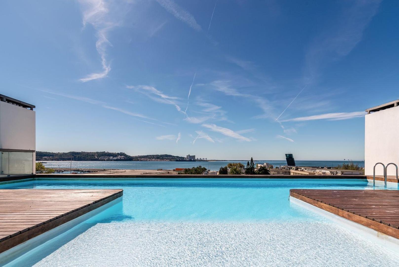 Guestready - Alges Apt With Stunning Rooftop Pool Apartment Bagian luar foto